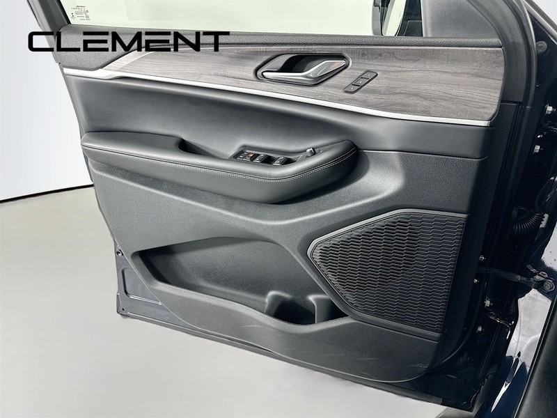 Jeep Grand Cherokee L Vehicle Full-screen Gallery Image 27