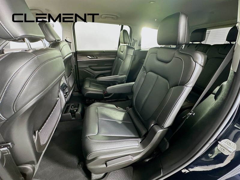 Jeep Grand Cherokee L Vehicle Full-screen Gallery Image 31