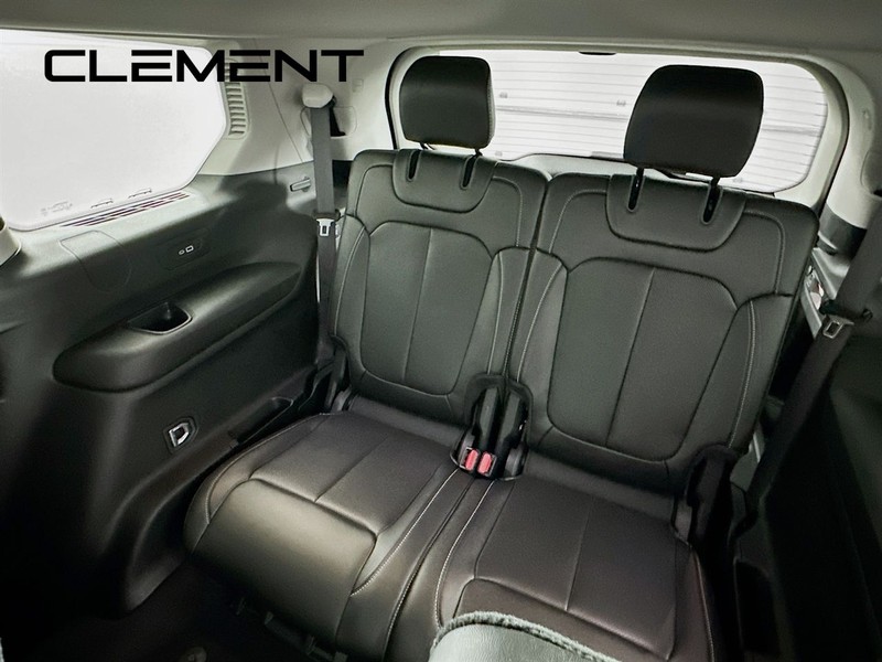 Jeep Grand Cherokee L Vehicle Full-screen Gallery Image 32