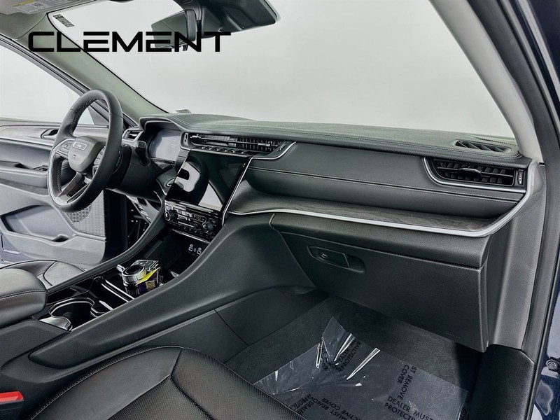 Jeep Grand Cherokee L Vehicle Full-screen Gallery Image 35