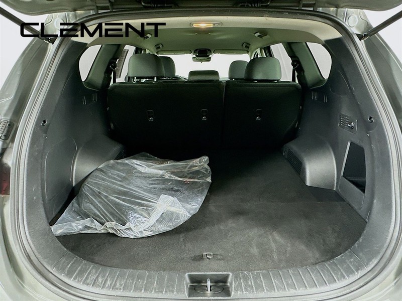 Hyundai Santa Fe Vehicle Full-screen Gallery Image 11