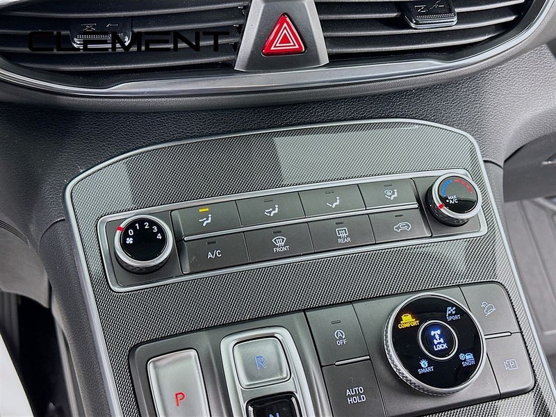 Hyundai Santa Fe Vehicle Full-screen Gallery Image 22