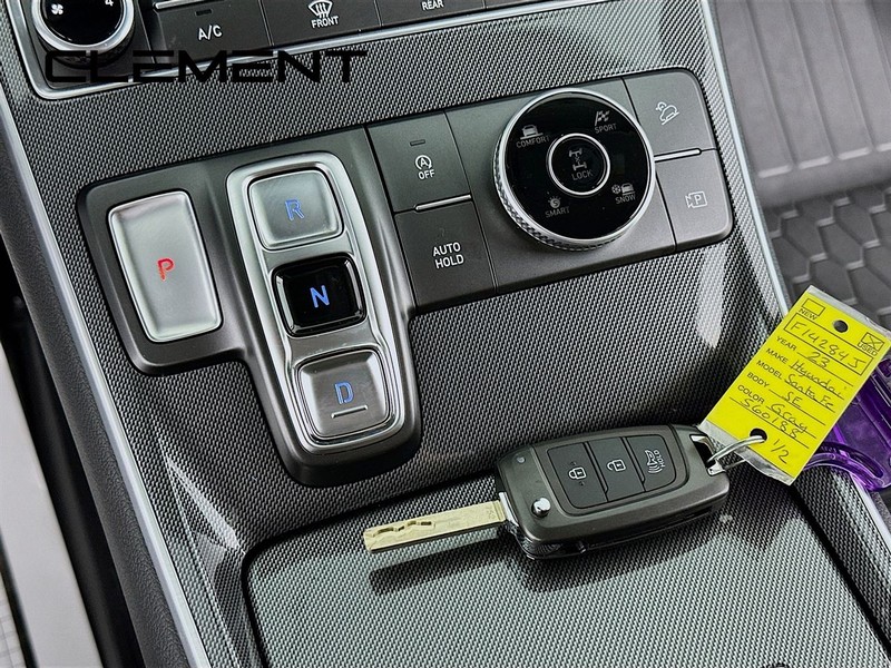 Hyundai Santa Fe Vehicle Full-screen Gallery Image 23