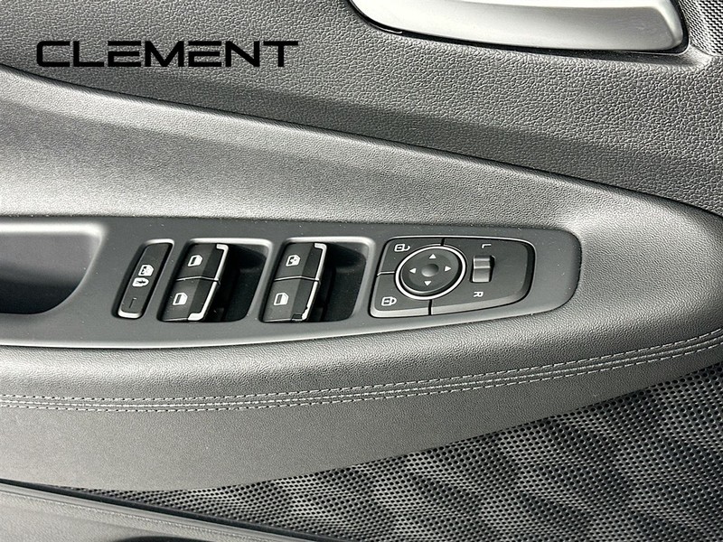 Hyundai Santa Fe Vehicle Full-screen Gallery Image 24