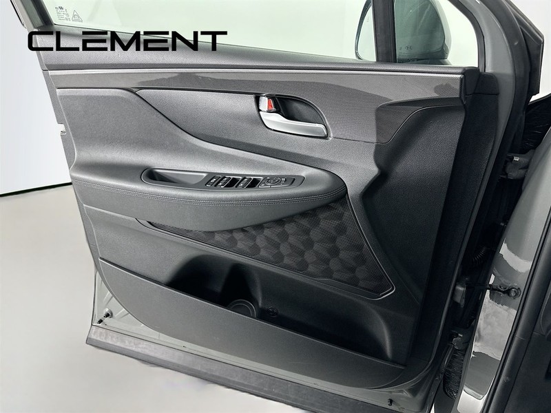 Hyundai Santa Fe Vehicle Full-screen Gallery Image 26
