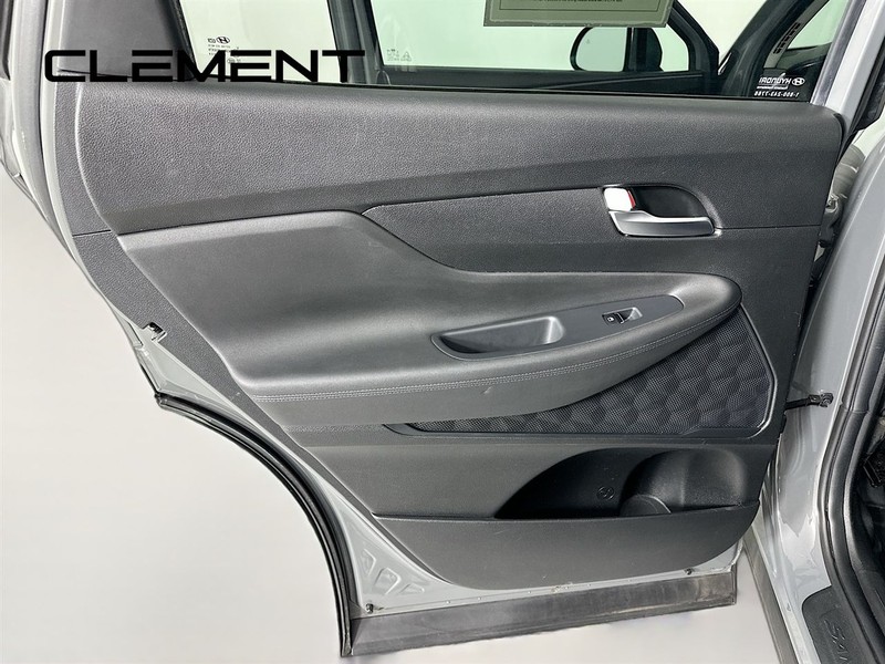 Hyundai Santa Fe Vehicle Full-screen Gallery Image 29