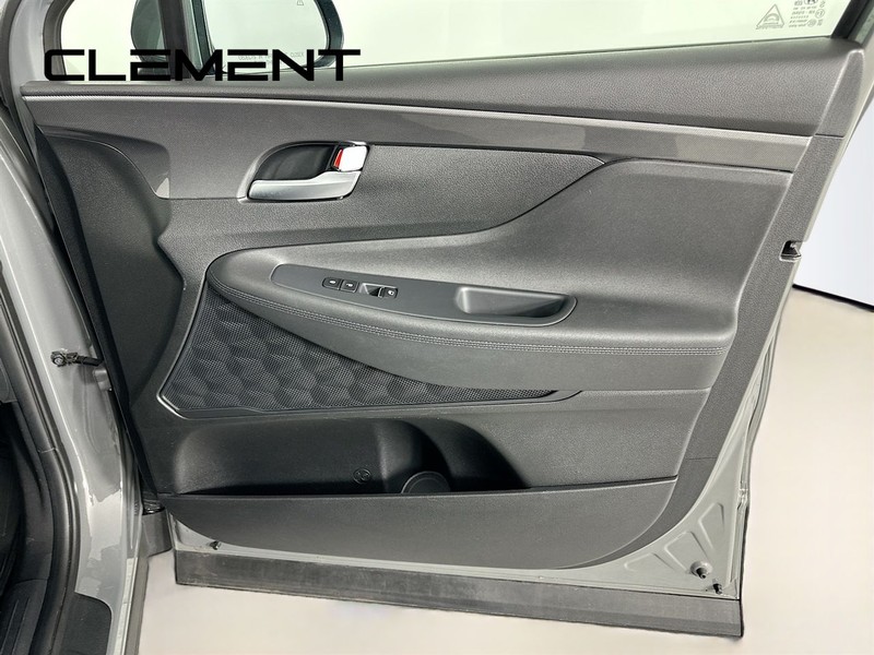Hyundai Santa Fe Vehicle Full-screen Gallery Image 33