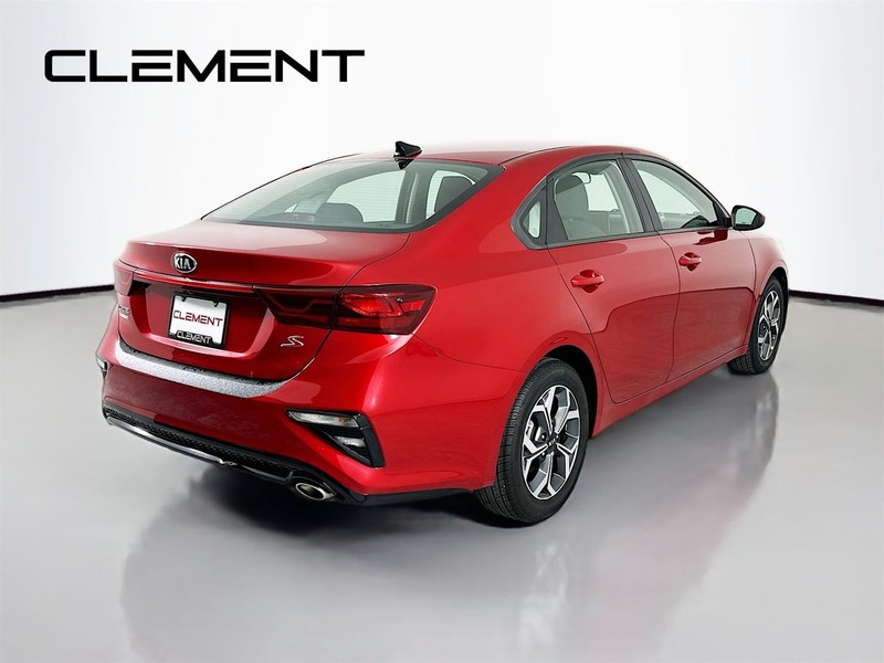Kia Forte Vehicle Full-screen Gallery Image 7