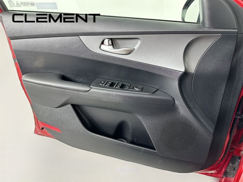 Kia Forte Vehicle Full-screen Gallery Image 26