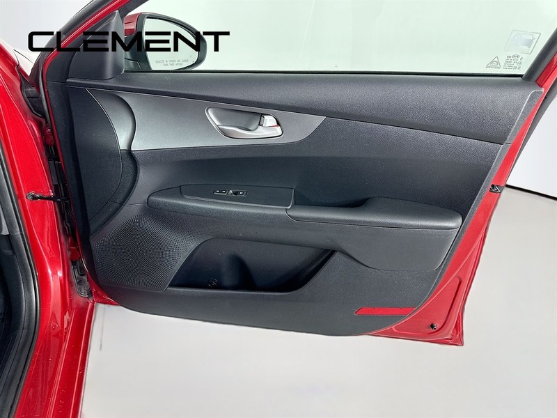 Kia Forte Vehicle Full-screen Gallery Image 33