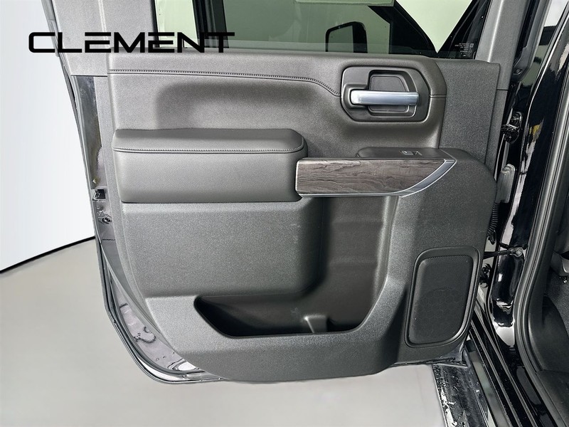 Chevrolet Silverado 2500HD Vehicle Full-screen Gallery Image 32