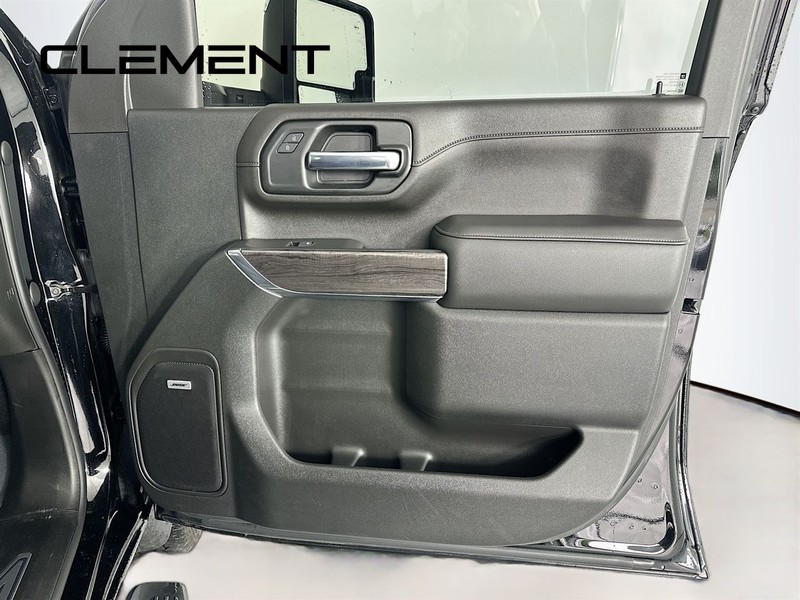Chevrolet Silverado 2500HD Vehicle Full-screen Gallery Image 37