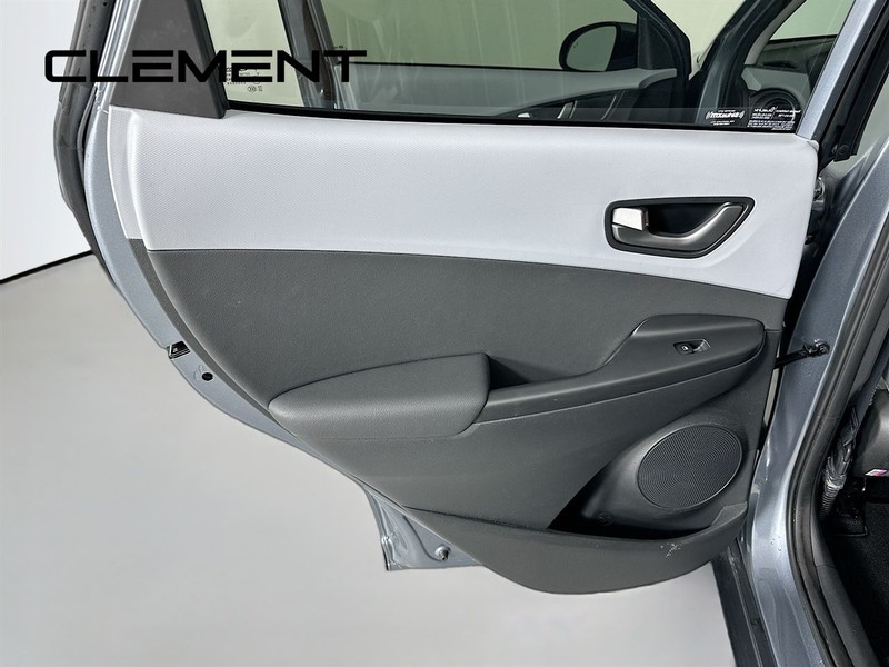 Hyundai Kona Vehicle Full-screen Gallery Image 32