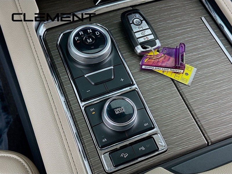 Ford Expedition Max Vehicle Full-screen Gallery Image 24