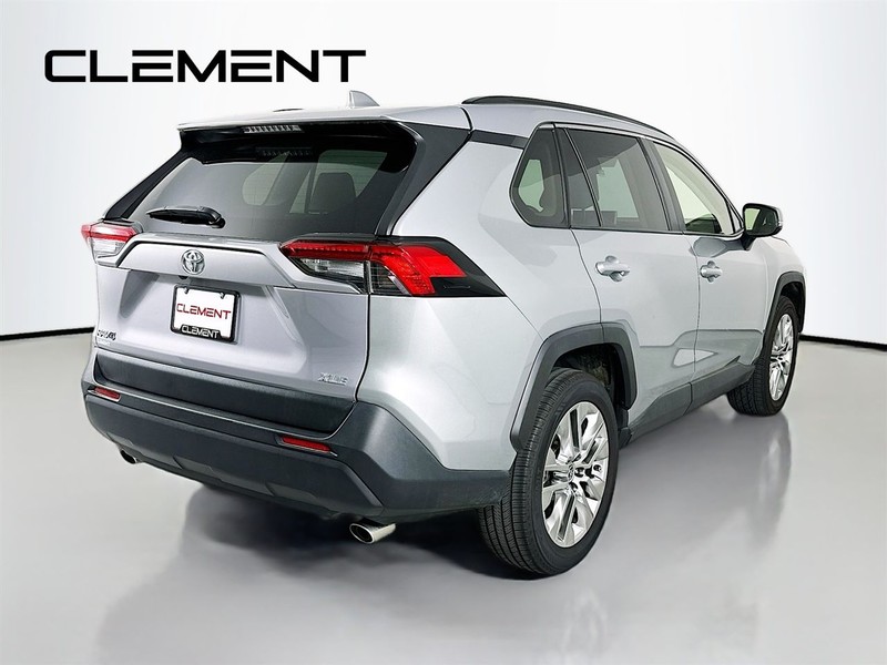 Toyota RAV4 Vehicle Full-screen Gallery Image 7