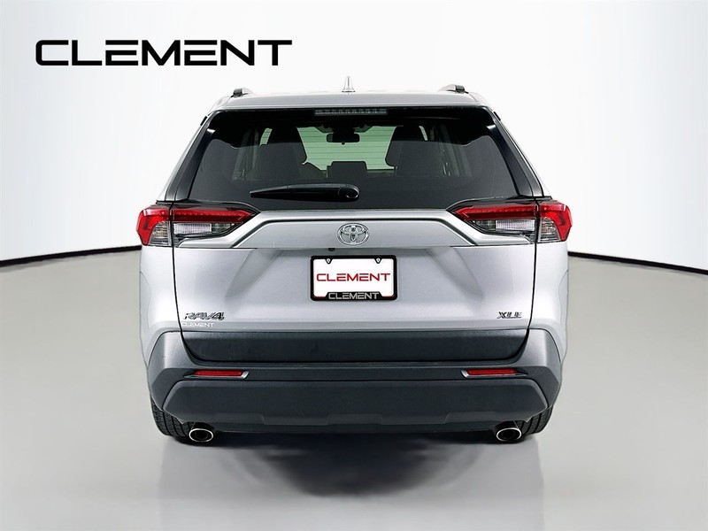 Toyota RAV4 Vehicle Full-screen Gallery Image 8
