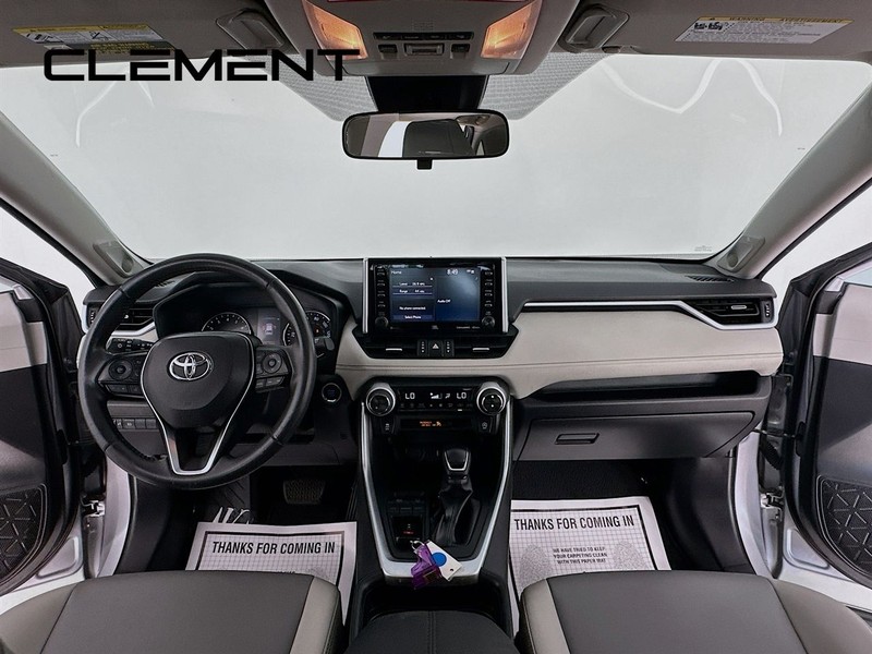 Toyota RAV4 Vehicle Full-screen Gallery Image 12