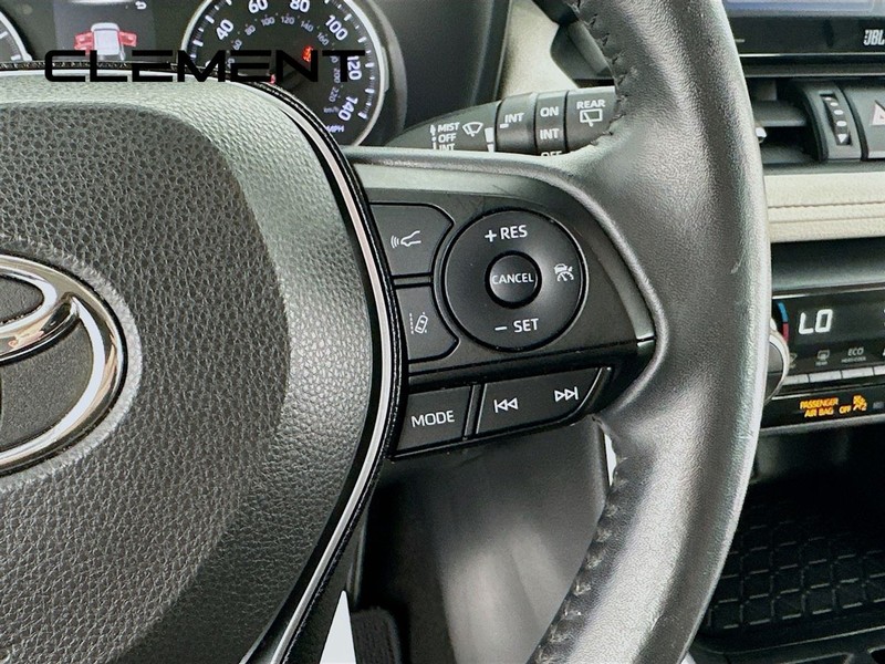 Toyota RAV4 Vehicle Full-screen Gallery Image 17