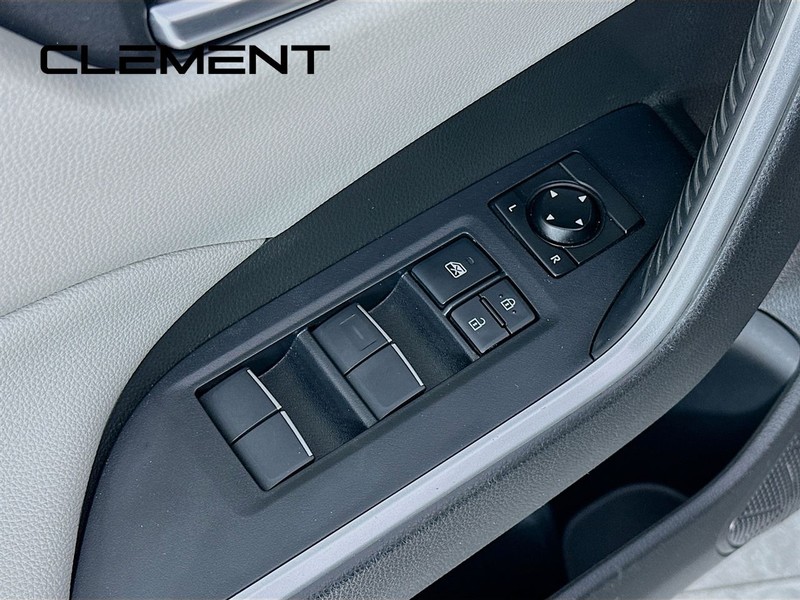 Toyota RAV4 Vehicle Full-screen Gallery Image 24