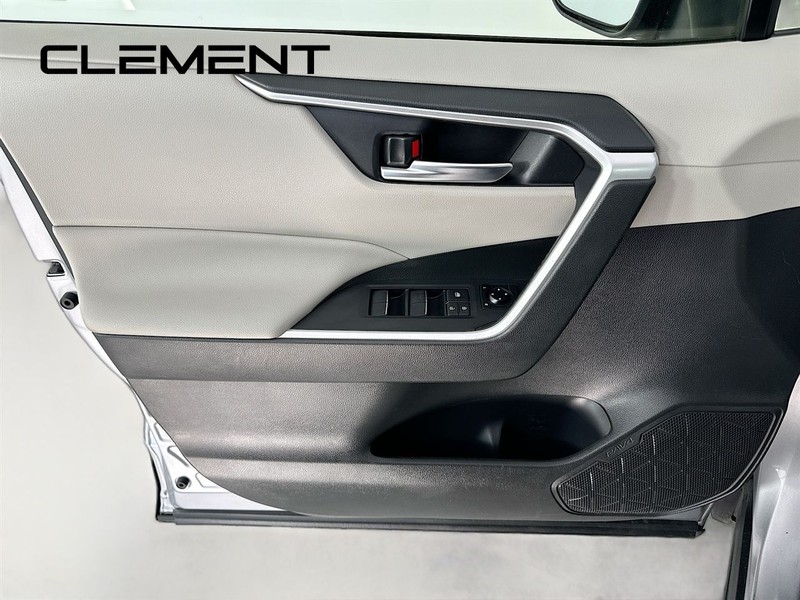 Toyota RAV4 Vehicle Full-screen Gallery Image 26