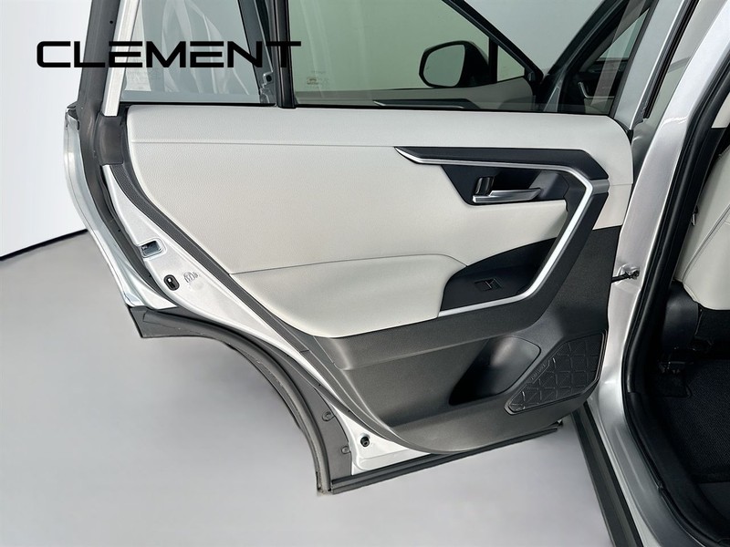 Toyota RAV4 Vehicle Full-screen Gallery Image 29