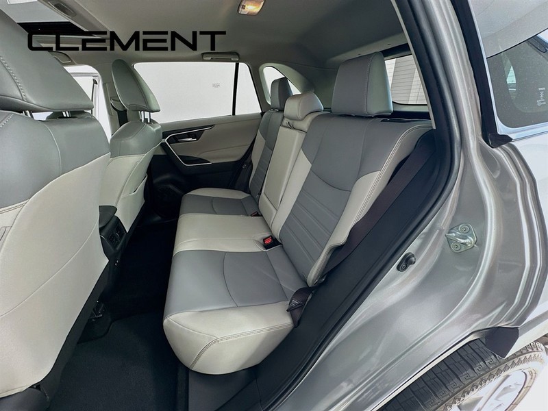 Toyota RAV4 Vehicle Full-screen Gallery Image 30