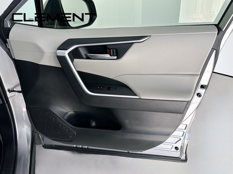 Toyota RAV4 Vehicle Full-screen Gallery Image 33