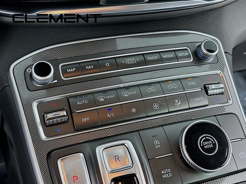 Hyundai Santa Fe Vehicle Full-screen Gallery Image 22