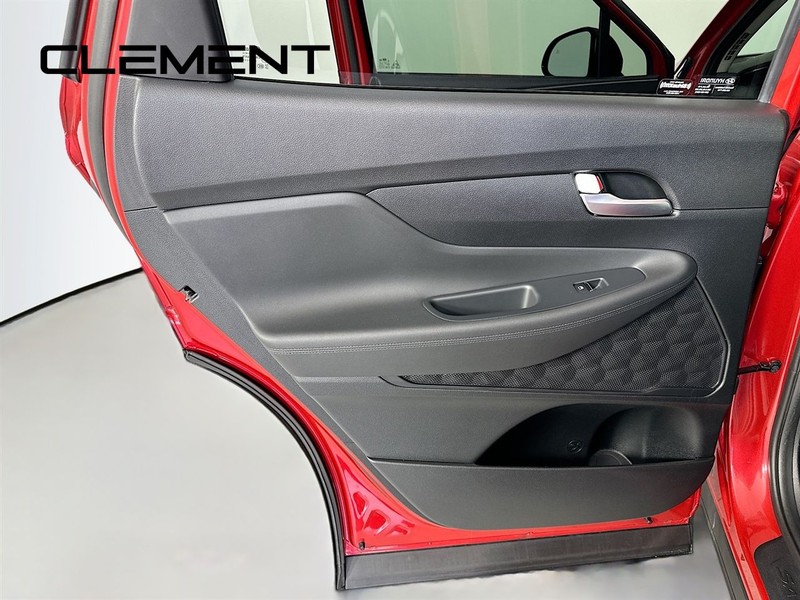 Hyundai Santa Fe Vehicle Full-screen Gallery Image 30