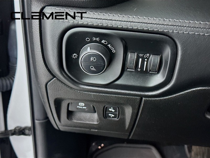 Ram 1500 Vehicle Full-screen Gallery Image 12