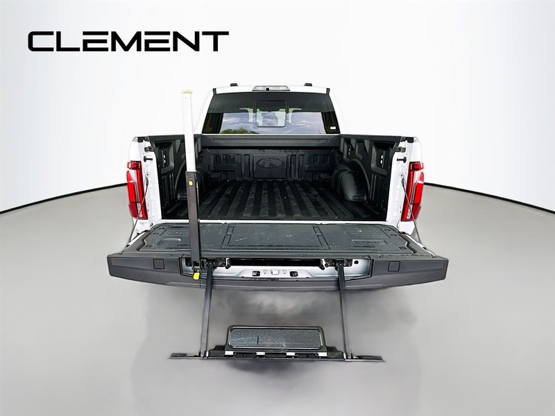 Ford F-150 Vehicle Full-screen Gallery Image 11