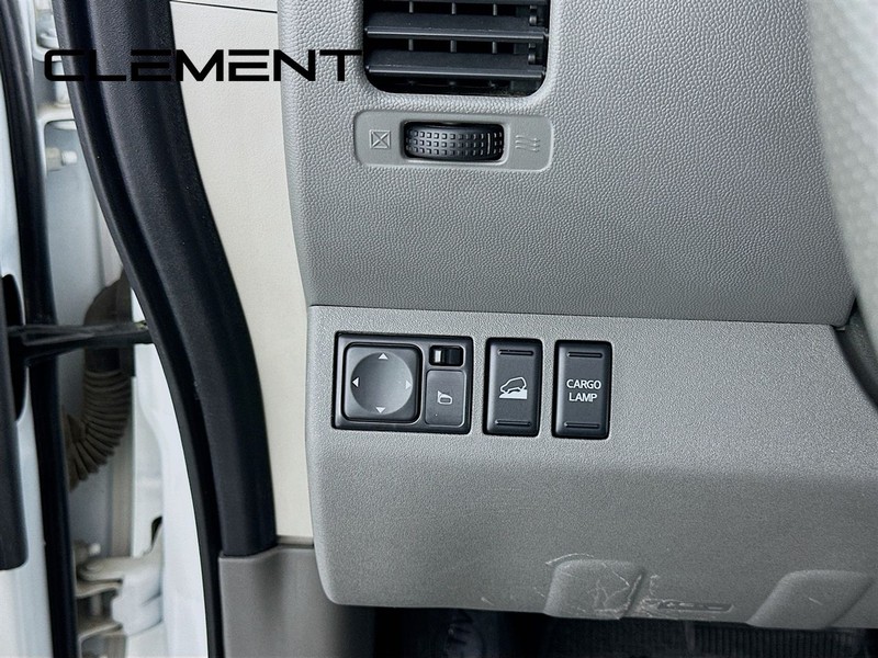 Nissan Frontier Vehicle Full-screen Gallery Image 14