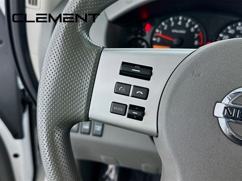Nissan Frontier Vehicle Full-screen Gallery Image 16