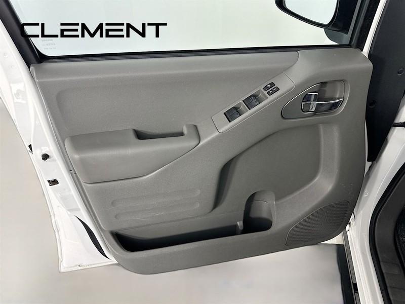 Nissan Frontier Vehicle Full-screen Gallery Image 24