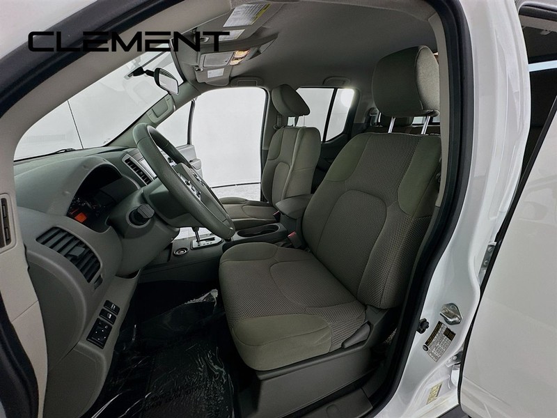 Nissan Frontier Vehicle Full-screen Gallery Image 27