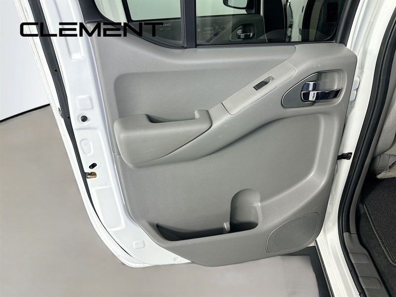 Nissan Frontier Vehicle Full-screen Gallery Image 28