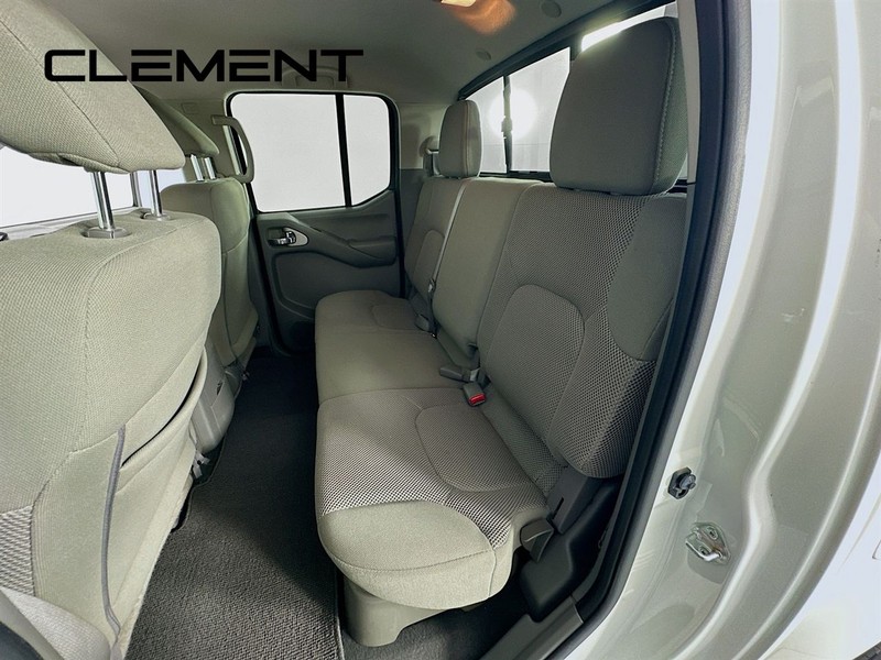 Nissan Frontier Vehicle Full-screen Gallery Image 29