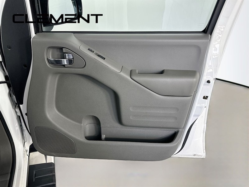 Nissan Frontier Vehicle Full-screen Gallery Image 32