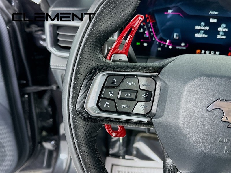 Ford Mustang Vehicle Full-screen Gallery Image 16