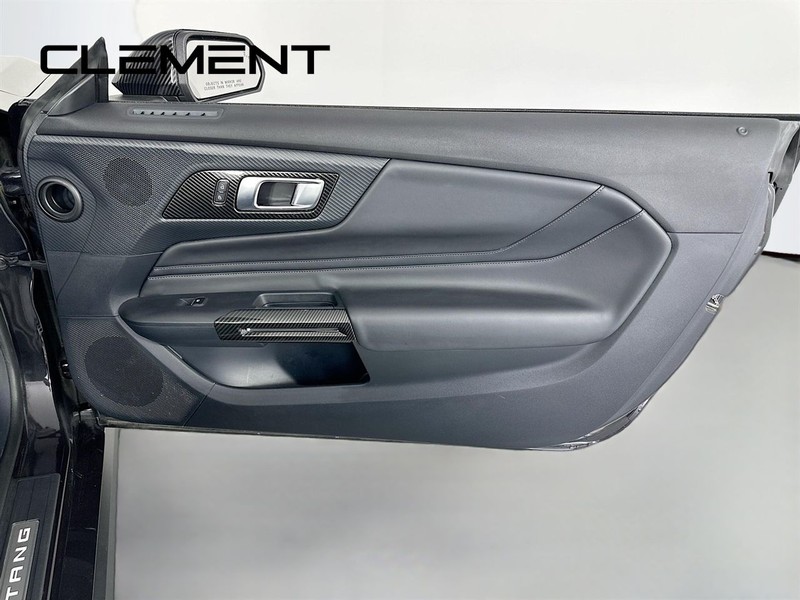 Ford Mustang Vehicle Full-screen Gallery Image 35