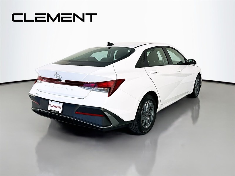 Hyundai Elantra Vehicle Image 07