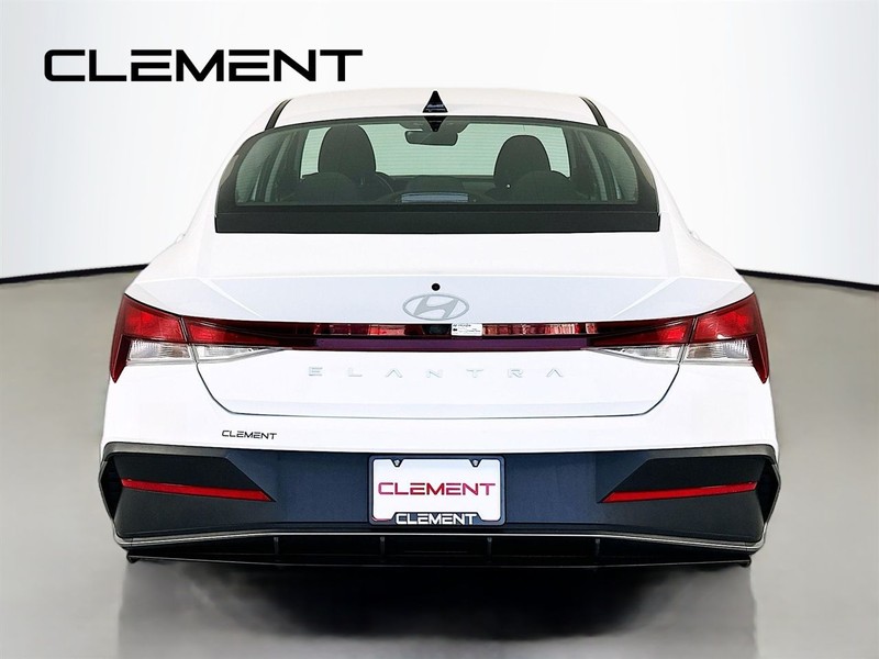Hyundai Elantra Vehicle Image 08