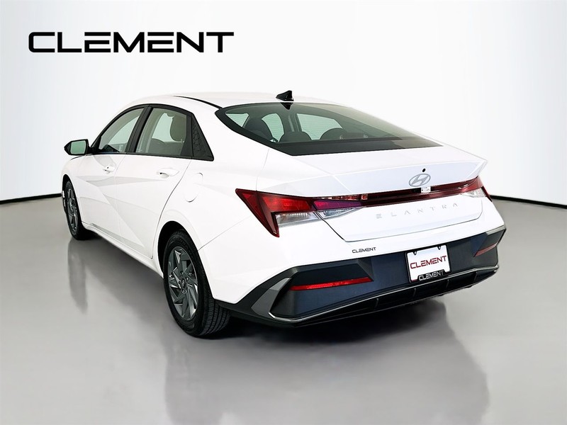 Hyundai Elantra Vehicle Image 10