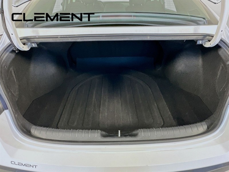 Hyundai Elantra Vehicle Image 11