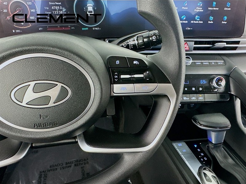 Hyundai Elantra Vehicle Image 17
