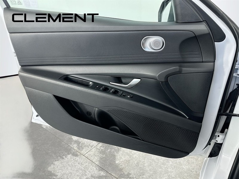 Hyundai Elantra Vehicle Image 26