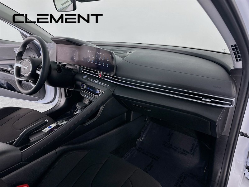 Hyundai Elantra Vehicle Image 32