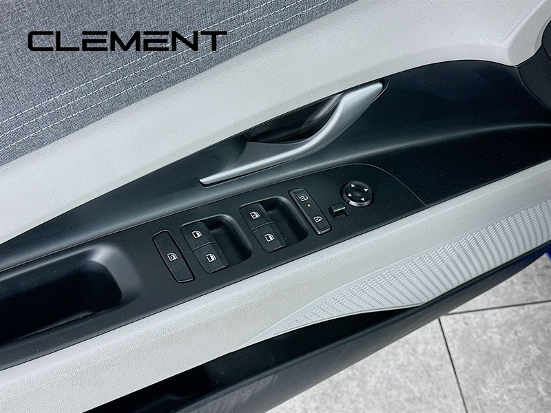 Hyundai Elantra Vehicle Image 28
