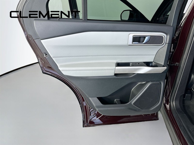 Ford Explorer Vehicle Image 31