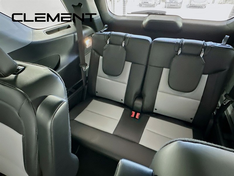 Ford Explorer Vehicle Image 33